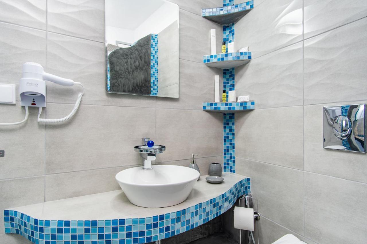 N Renieris Apartment *